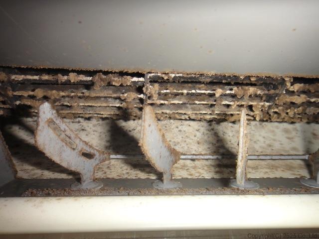 実際の富士通エアコンの吹き出し口の黒カビ