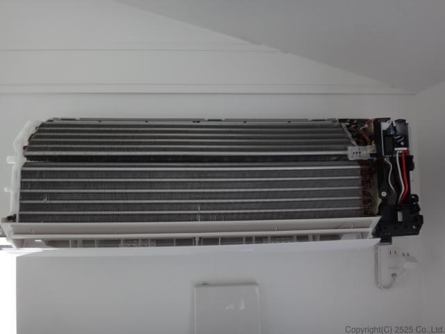 エアコンの全面カバーが外れた状態