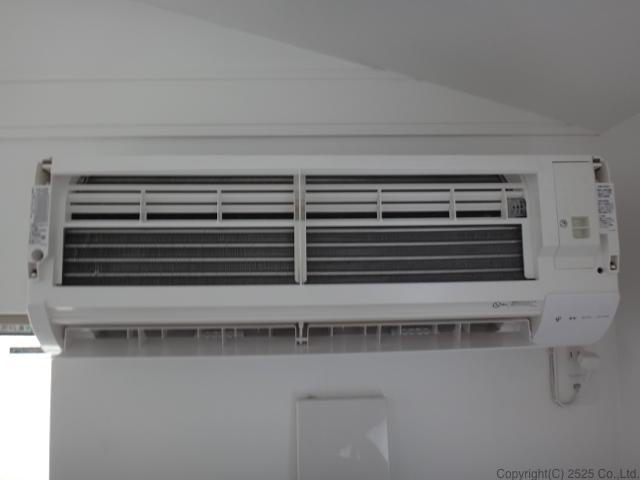 エアコンの部品をひとつずつ外す