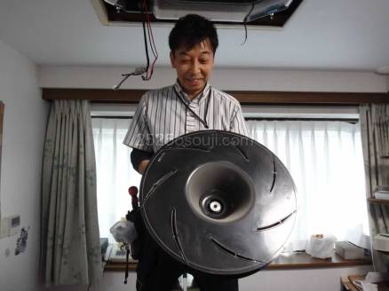 業務用エアコンのファンを外す