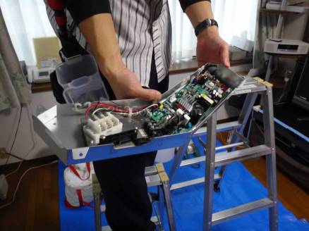 業務用エアコンの細かい機械的なパーツを外す