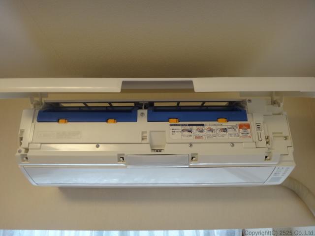 富士通のエアコンの部品をひとつずつ外す