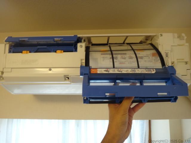 富士通エアコンのダストボックスとフィルターを外す