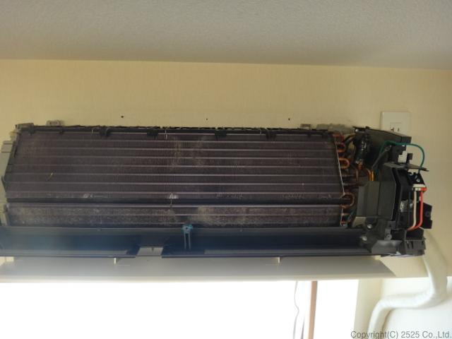 富士通ノクリアエアコンのフィルター自動洗浄ユニットが外れアルミフィンがむき出しに