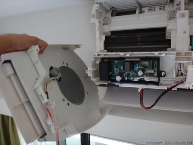 富士通ノクリアX本体から両脇のデュアルブラスター（サイドファン）を完全に取り外した状態