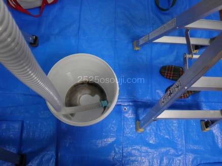 業務用エアコンに洗剤をかけバケツに汚れ