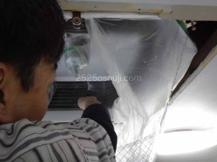 業務用エアコンに高圧洗浄機を使って