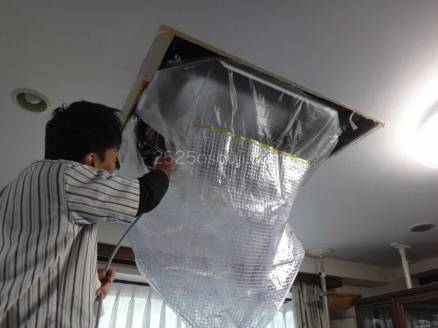 業務用エアコンに高圧洗浄機を使って汚れを流す