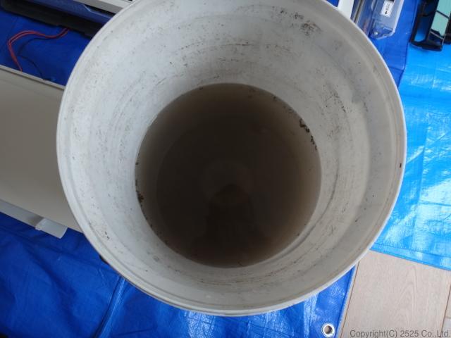 富士通ノクリアエアコンの高圧洗浄で溜まった真っ黒な汚水