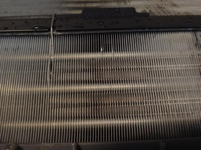 専用洗剤と高圧洗浄機で汚れを落とし本来の輝きを取り戻したノクリアXのアルミフィン