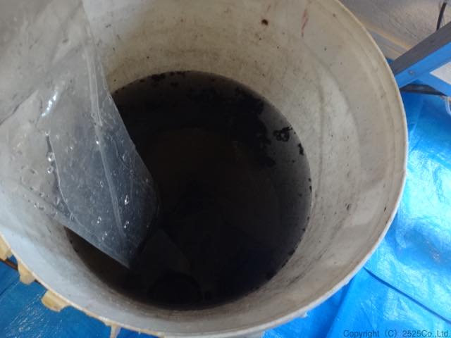 富士通ノクリアXエアコンの高圧洗浄で流れ落ちた汚れ