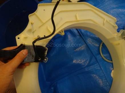 業務用エアコンの配線のついたパーツは刷毛でホコリを取る