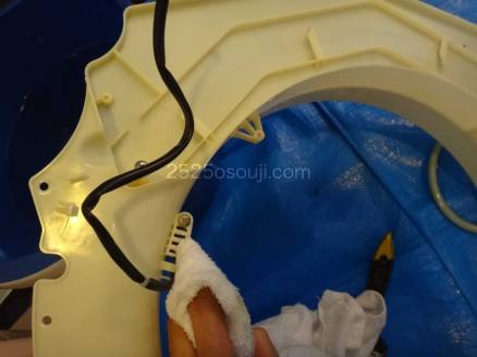 業務用エアコンの配線のついたパーツは刷毛でホコリを取る２