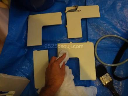 業務用エアコンの配線のついたパーツは刷毛でホコリを取る３