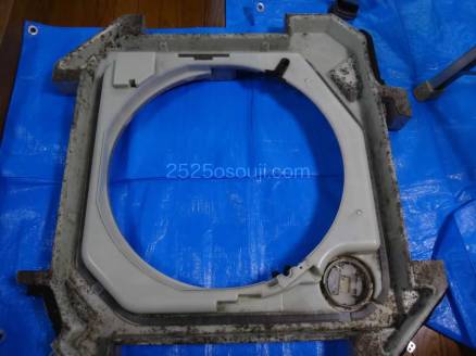 業務用エアコンのカビだらけだった「ドレインパン」