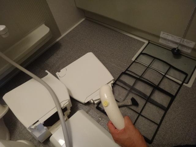 富士通ノクリアエアコンのパーツをお風呂場で洗浄