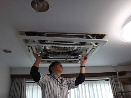 業務用エアコンへ洗浄したパーツを戻