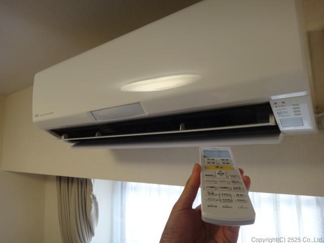 富士通ノクリアエアコン洗浄後に丁寧に組み立てもどす