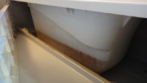 バスタブ下部,エプロン内部の汚れ