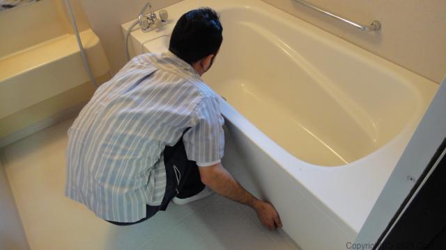 お風呂バスタブ下部エプロン内高圧洗浄方法1