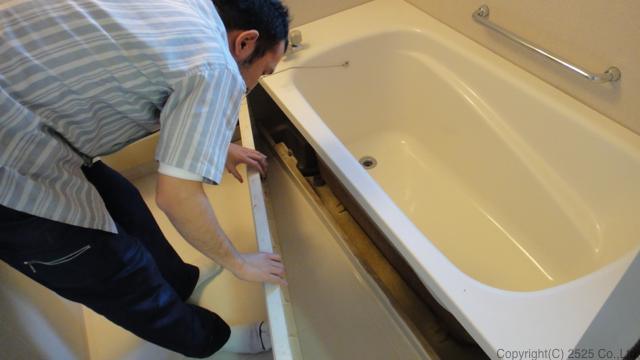 お風呂バスタブ下部エプロン外す