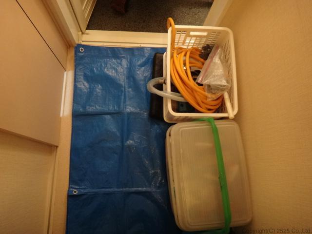 お風呂バスタブ下部エプロン内高圧洗浄コバエ,チョウバエ駆除方法手順1