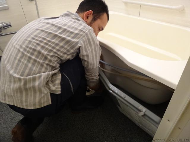 お風呂バスタブ下部エプロン内高圧洗浄コバエ,チョウバエ駆除方法手順,エプロンを外す