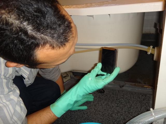 お風呂バスタブ下部エプロン内高圧洗浄コバエ,チョウバエ駆除方法手順,汚れの様子を撮影