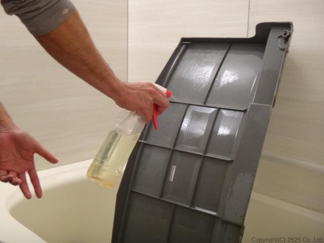 お風呂バスタブ下部エプロン内高圧洗浄コバエ,チョウバエ駆除方法手順,漂白剤噴霧