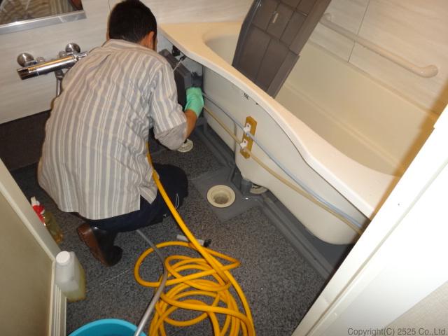 お風呂バスタブ下部エプロン内高圧洗浄コバエ,チョウバエ駆除方法手順,洗浄中