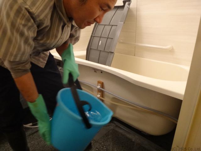 お風呂バスタブ下部エプロン内高圧洗浄コバエ,チョウバエ駆除方法手順,すすぎ