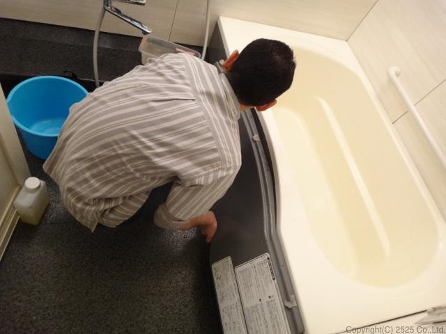 お風呂バスタブ下部エプロン内高圧洗浄コバエ,チョウバエ駆除方法手順,エプロンを元に戻す