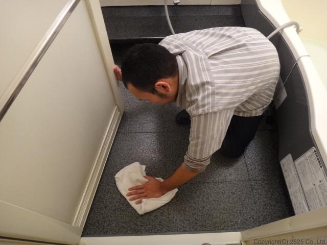 お風呂バスタブ下部エプロン内高圧洗浄コバエ,チョウバエ駆除方法手順,床を拭きあげ