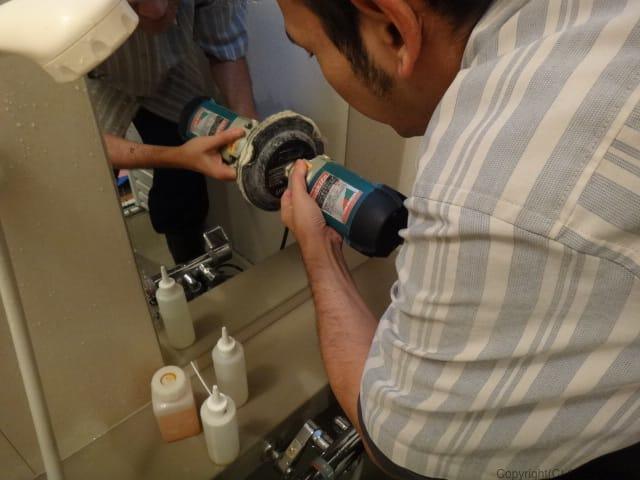 お風呂クリーニング、鏡、専用洗剤と機械とパッド