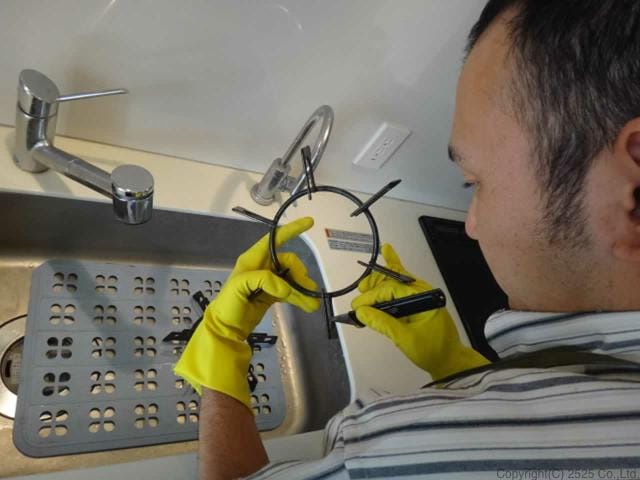 キッチン五徳のコゲを丁寧にとっていく