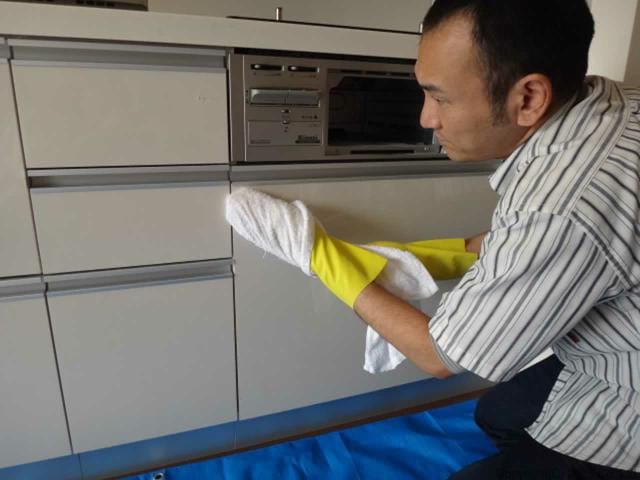 キッチンクリーニング下の収納棚の表面掃除