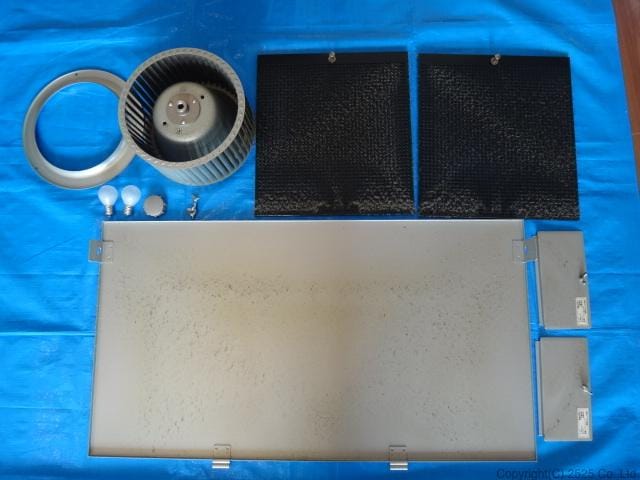 レンジフード分解したパーツたち