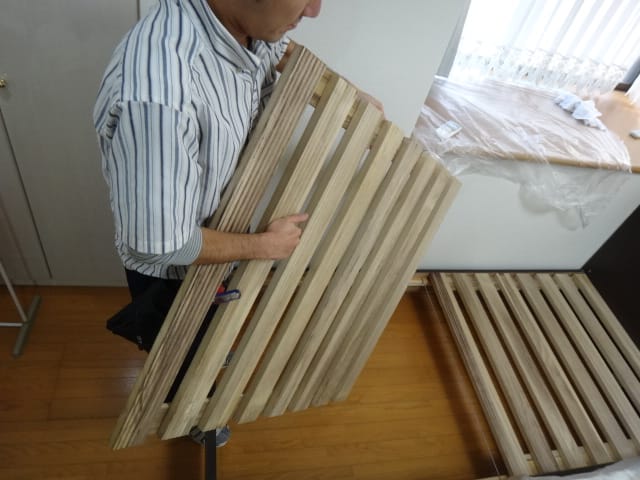 エアコンクリーニング壁際のベット1