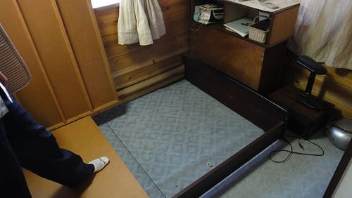 エアコンクリーニング、ベットの天板を外させていただく