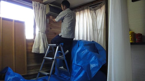 エアコンクリーニング、ベットの天板を外させていただく２