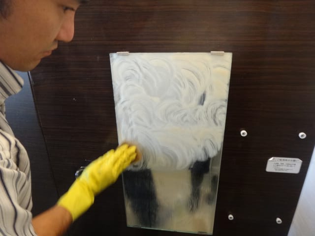 風呂鏡,ウロコ汚れ、半分だけクリーニング