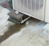 外の室外機のあたりより排出