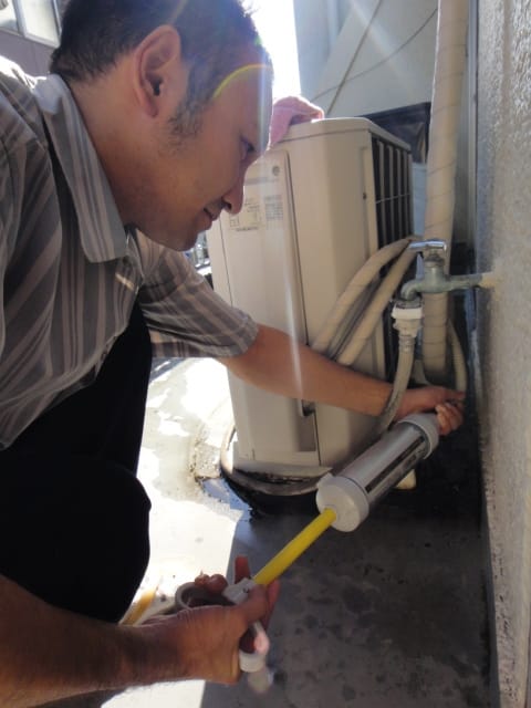 外の室外機のあたりより排出のつまりを取る道具