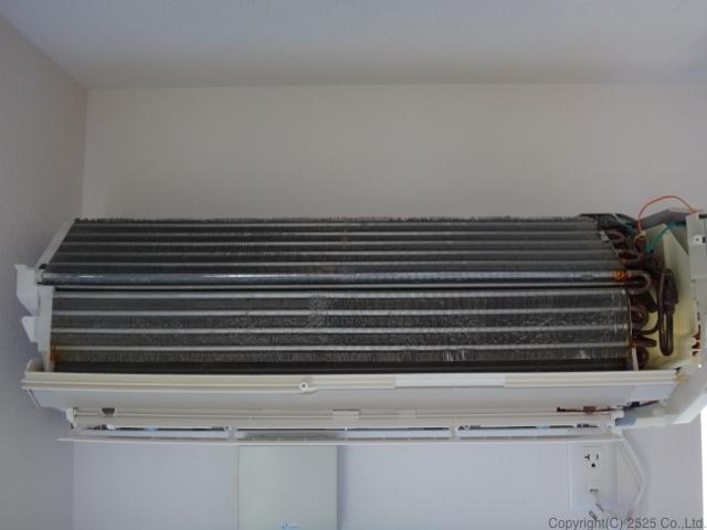 エアコンクリーニング、全面パネルを外す