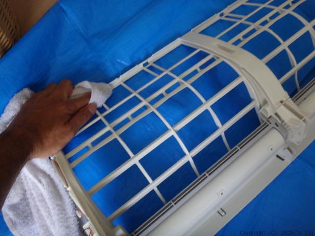 AY-D22EXお掃除ユニットを手拭き